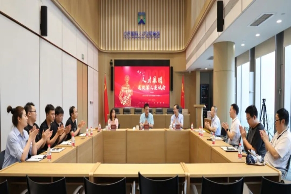 亦庄人才集团党委组织开展建军节座谈慰问运动